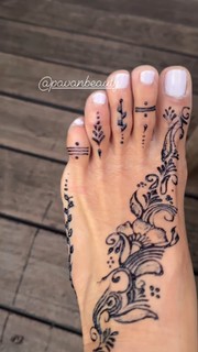 Brooke Burke feet photo thumbnail