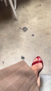 Brooke Burke feet photo thumbnail