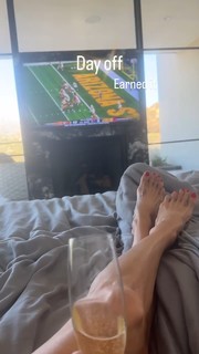 Brooke Burke feet photo thumbnail