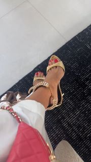 Brooke Burke feet photo thumbnail