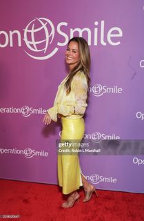 Brooke Burke feet photo thumbnail