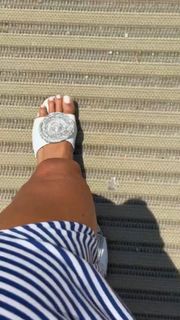 Brooke Burke feet photo thumbnail