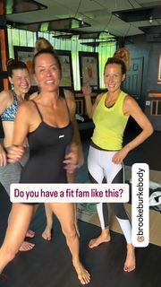 Brooke Burke feet photo thumbnail