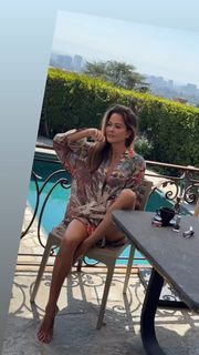 Brooke Burke feet photo thumbnail