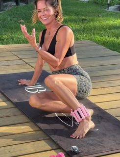 Brooke Burke feet photo thumbnail