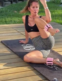 Brooke Burke feet photo thumbnail