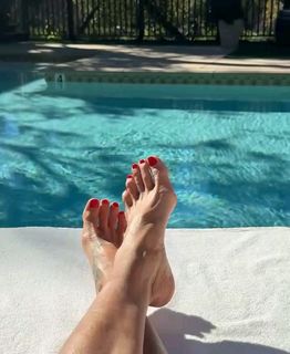 Brooke Burke feet photo 8