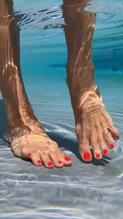 Brooke Burke feet photo 17