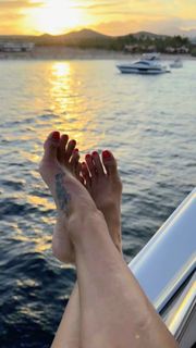 Brooke Burke feet photo 10