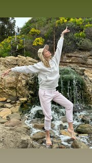 Brooke Burns feet photo thumbnail