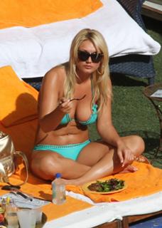 Brooke Hogan feet photo thumbnail