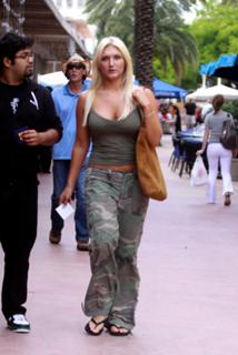 Brooke Hogan feet photo thumbnail