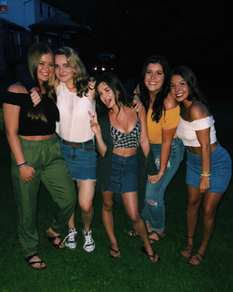 Brooke Hyland feet photo 10
