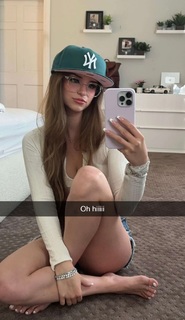Brooke Monk feet photo thumbnail