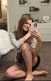 Brooke Monk feet photo thumbnail