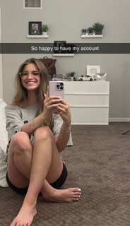 Brooke Monk feet photo thumbnail