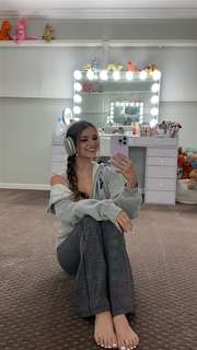 Brooke Monk feet photo thumbnail
