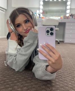 Brooke Monk feet photo thumbnail