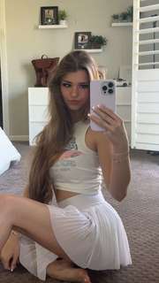 Brooke Monk feet photo thumbnail