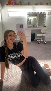 Brooke Monk feet photo thumbnail
