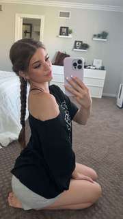 Brooke Monk feet photo thumbnail