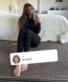 Brooke Monk feet photo thumbnail