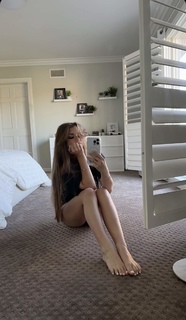 Brooke Monk feet photo thumbnail