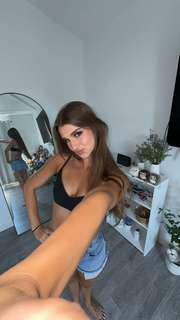 Brooke Monk feet photo thumbnail