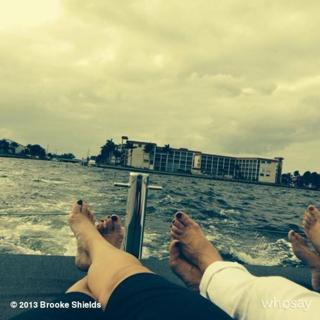 Brooke Shields feet photo thumbnail