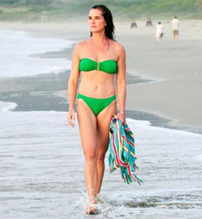 Brooke Shields feet photo thumbnail