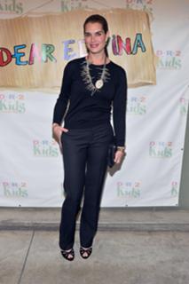 Brooke Shields feet photo thumbnail