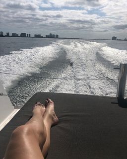 Brooke Shields feet photo thumbnail