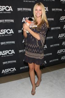 Brooklyn Decker feet photo thumbnail