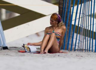 Brooklyn Decker feet photo thumbnail