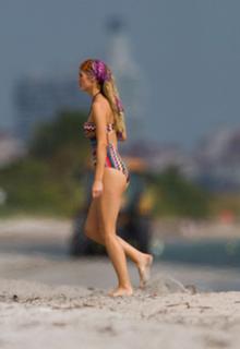 Brooklyn Decker feet photo thumbnail
