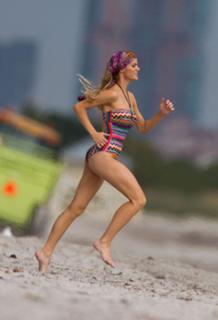 Brooklyn Decker feet photo thumbnail