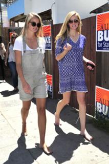 Brooklyn Decker feet photo thumbnail