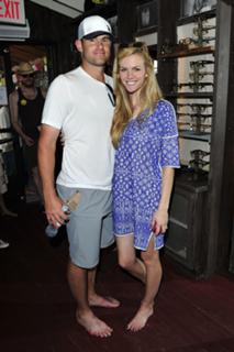 Brooklyn Decker feet photo thumbnail