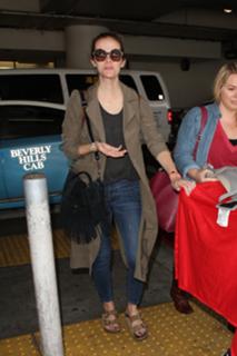 Brooklyn Decker feet photo thumbnail