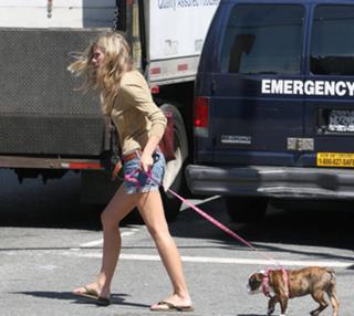 Brooklyn Decker feet photo thumbnail