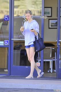 Brooklyn Decker feet photo thumbnail