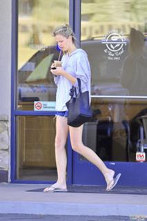 Brooklyn Decker feet photo thumbnail
