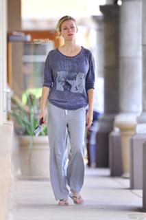 Brooklyn Decker feet photo thumbnail