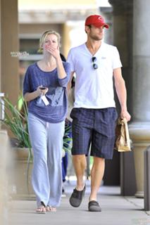 Brooklyn Decker feet photo thumbnail