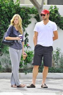 Brooklyn Decker feet photo thumbnail