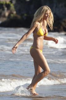 Brooklyn Decker feet photo thumbnail