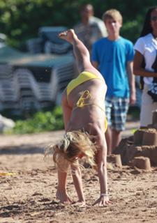 Brooklyn Decker feet photo thumbnail