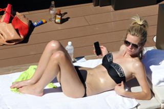 Brooklyn Decker feet photo thumbnail