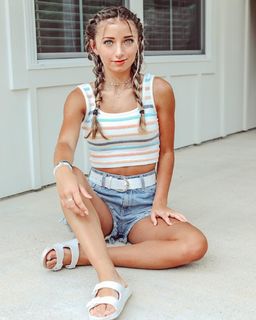 Brooklyn McKnight feet photo 4
