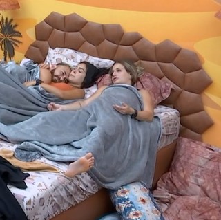 Bruna Griphao feet photo thumbnail